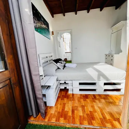 לינה וארוחת בוקר El Jardin De Iris *